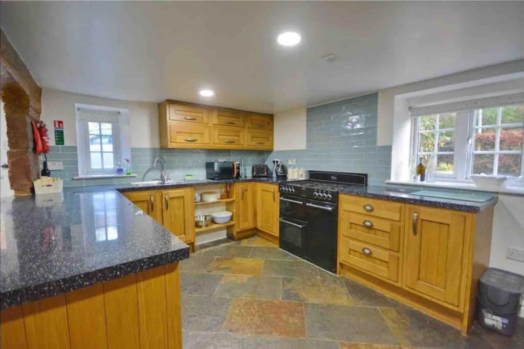 Dale 18th Century Country Cottage, 111 Barnston Road Holiday home *