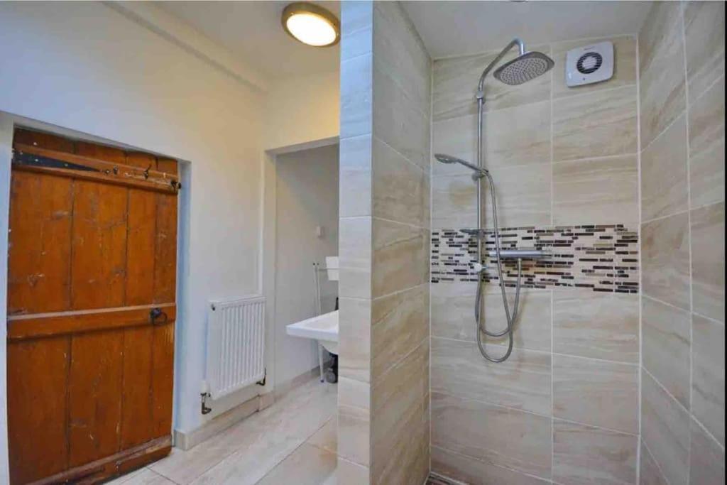 Dale 18th Century Country Cottage, 111 Barnston Road Holiday home Heswall