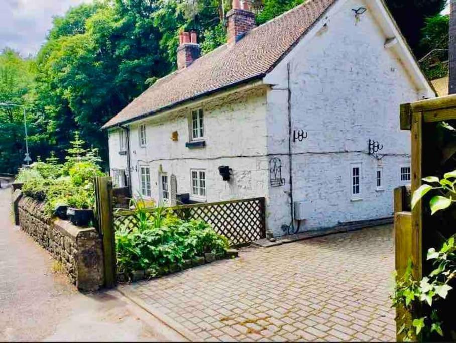 Dale 18th Century Country Cottage, 111 Barnston Road Holiday home